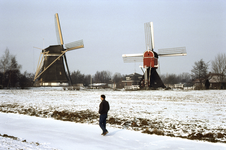 858063 Gezicht op de de Westbroekse Molen (links, Nedereindsevaart 3) en de Buitenwegse Molen (Hollandse wipmolen, ...
